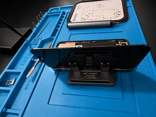 آيفون 14 برو ماكس مفتوح على حامل ثابت أثناء تبديل الشاشة - iPhone 14 Pro Max repair stand