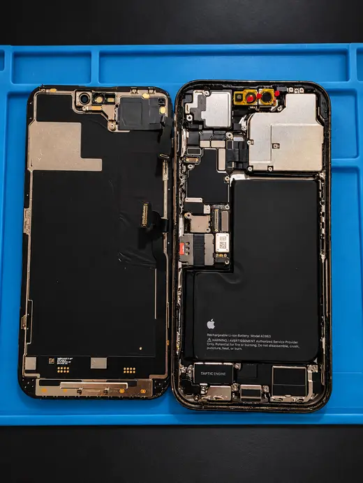الشاشة القديمة بجانب هيكل آيفون 14 برو ماكس والبطارية من الداخل - iPhone 14 Pro Max internals
